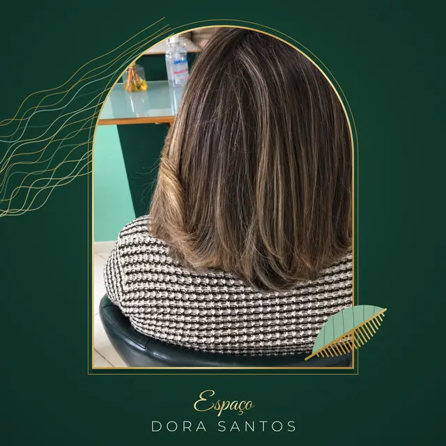 Cliente de costas no salão com cabelo castanho na altura dos ombros, liso, com mechas claras e pontas levemente curvadas, numa moldura dourada em arco