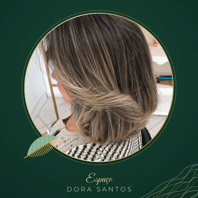 Cliente de perfil com cabelo castanho iluminado por mechas loiro acinzentadas, preso num coque baixo e solto na nuca, numa moldura dourada redonda