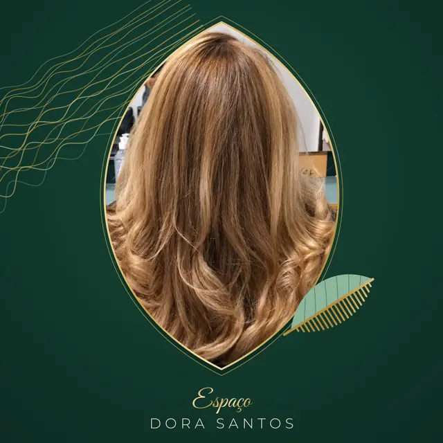 Cliente de costas com cabelo longo loiro mel, raiz mais escura e pontas em ondas soltas, numa moldura dourada em forma de folha