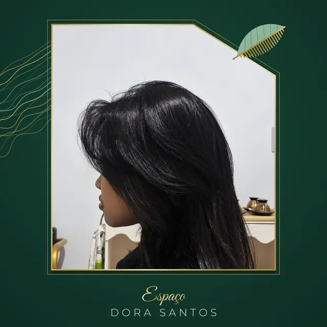 Cliente de perfil com cabelo preto liso, volumoso no alto da cabeça, com franja lateral e comprimento abaixo dos ombros, numa moldura dourada de canto cortado
