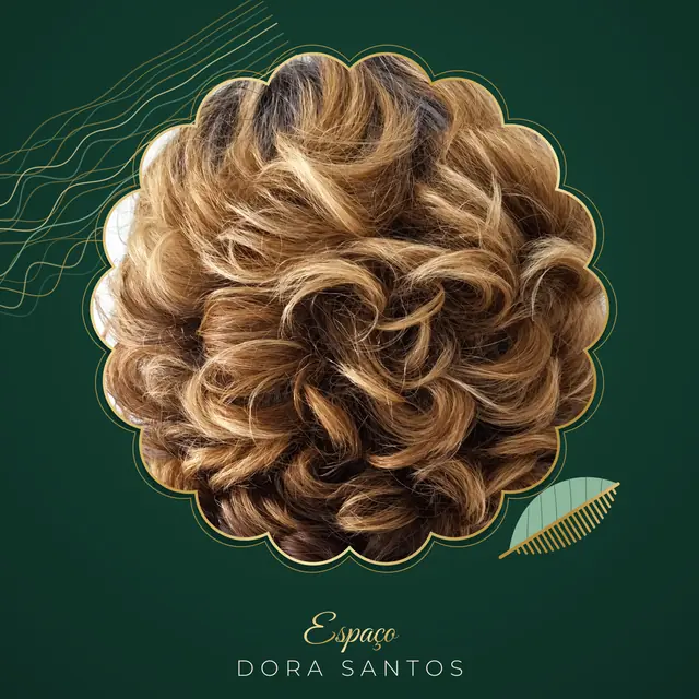 Cabelo loiro dourado com raiz castanha, visto de trás, preso num penteado de cachos soltos e volumosos, numa moldura dourada ondulada